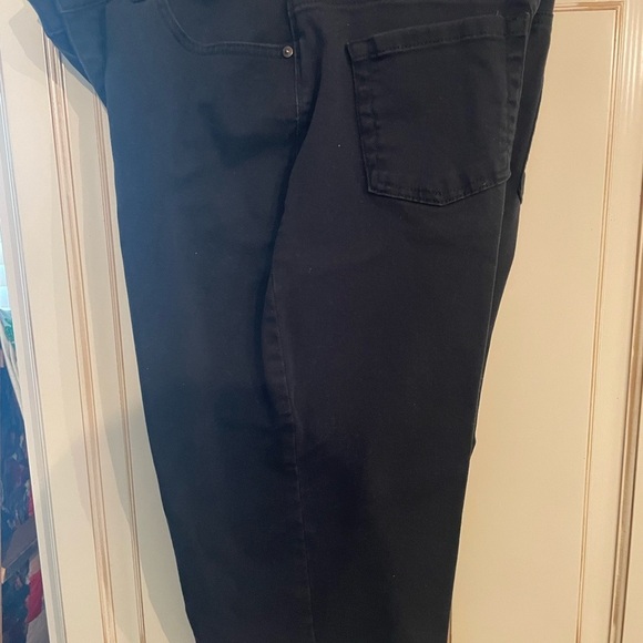 Ladies Gloria Vanderbilt capris Amanda style size 12 black. Has pockets - Picture 1 of 4